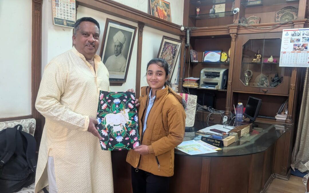 महाविद्यालय में मोक्षदा एकादशी एवं गीता जयंती समारोह : पोस्टर प्रतियोगिता में छात्रा प्राची चौकसे को विशेष पुरस्कार